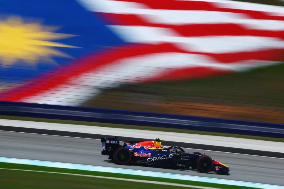 Verstappen frappe fort d’entrée à Sepang