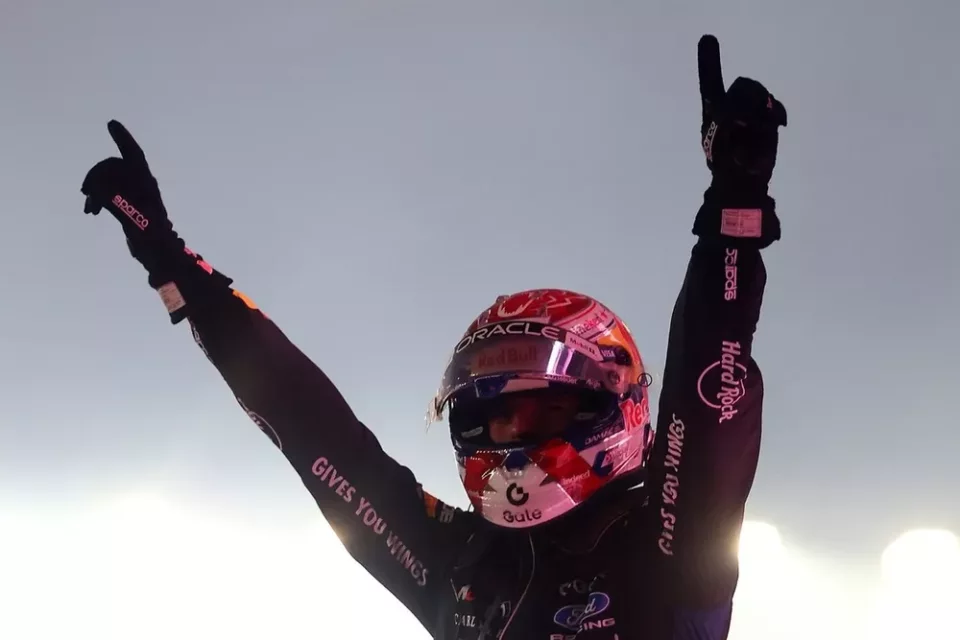Verstappen s’impose avec autorité, Leclerc et Antonelli complètent le podium